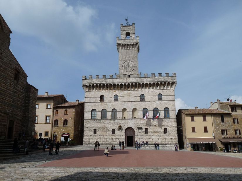 1024px-Ayuntamiento,_Montepulciano